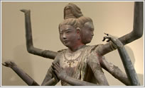 著名な多くの仏像を祈りの対象としてご覧いただけます。