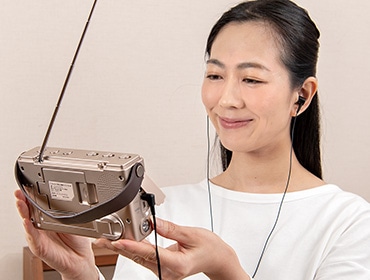 イヤホンでも聞ける。周りの音も気にならない