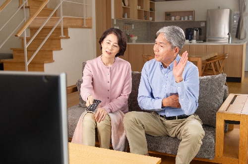 テレビを見るシニア夫婦