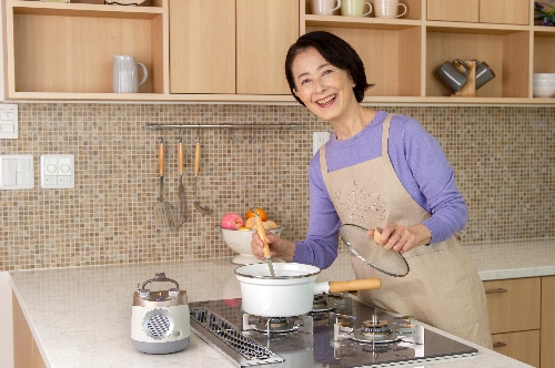 キッチンへテレビーノを持ち運んで使う様子