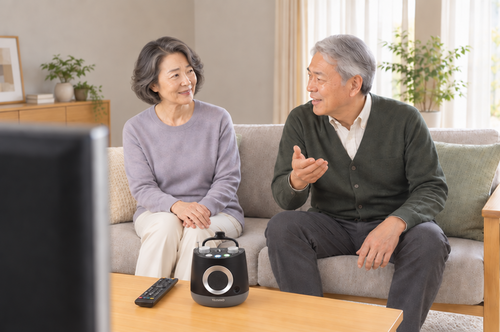 テレビーノを使いながら会話を楽しむ同じシニア夫婦